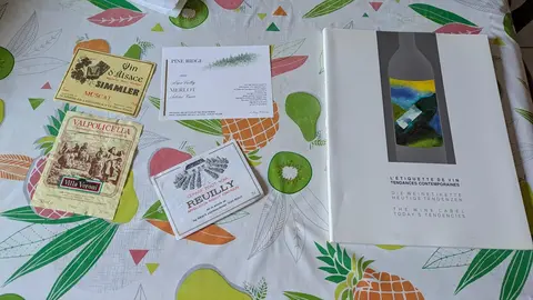 Livre étiquettes et étiquettes de vin