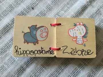 Petit livre en bois