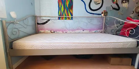 lit 90×190, donne également le matelas si besoin