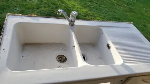 evier sur meuble avec robinet