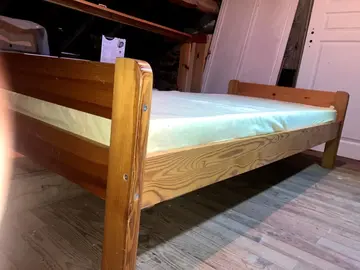 lit en bois une personne