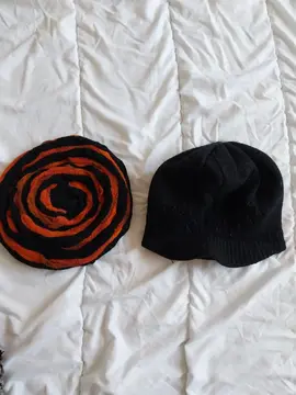 2 bonnets pour femme