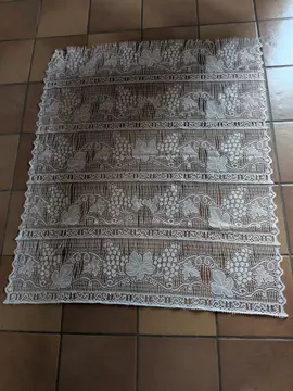 un rideau dentelle blanche large 95 et haut 1m10