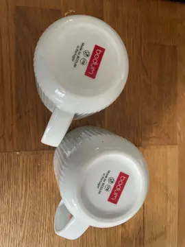 lot de 4 mugs blancs dont 2 de la marque Bodum