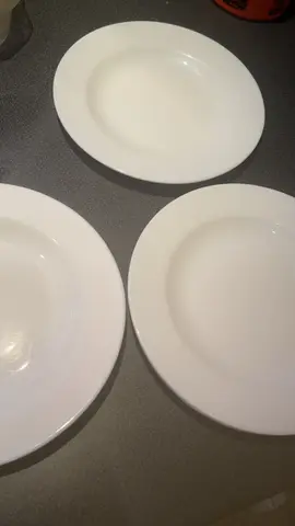 5 assiettes blanches