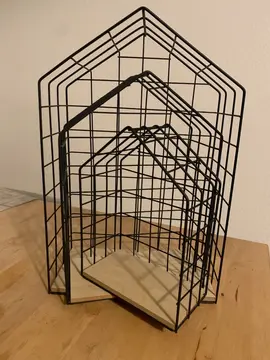 petites étagères en forme de maison