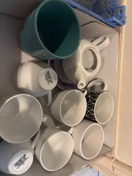 Lot de tasses et petite théière sans capuchon