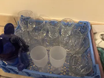 Lot de verres à eau, verres à pied et un cup Disney