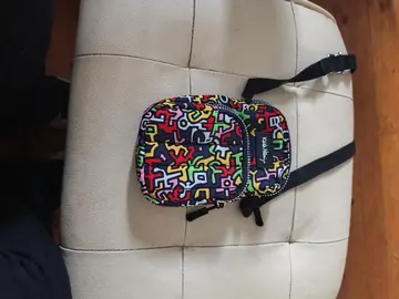 Bonjour, je donne une sacoche classique et un porte monnaie porte clé