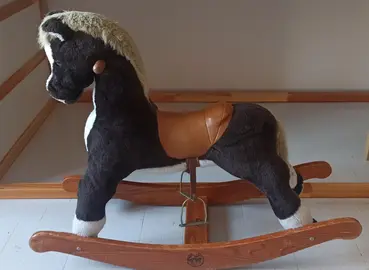 Donne cheval à bascule