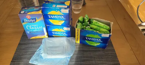 Tampons + protections hygiéniques+ bonnet bébé