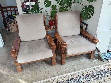 Deux fauteuils de salon, bois massif