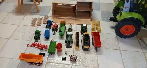 Ferme en bois avec ces tracteurs et accessoires
