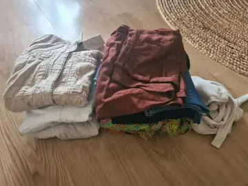 vêtements et tapis de bain