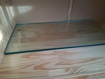 2 étagères en verre