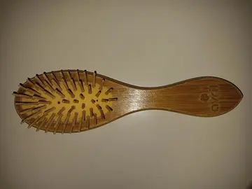 Petite brosse à cheveux en bois