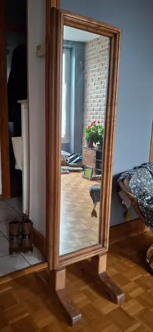 donne miroir sur pied