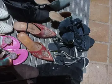 donne un lotde 9 paires de chaussures taille 36