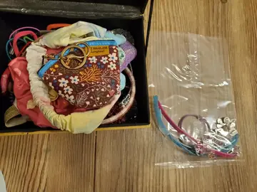 boîte à bijoux + bijoux + barrettes