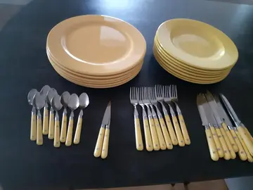 assiettes et couverts