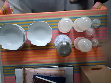 gourde et biberons et ramequins