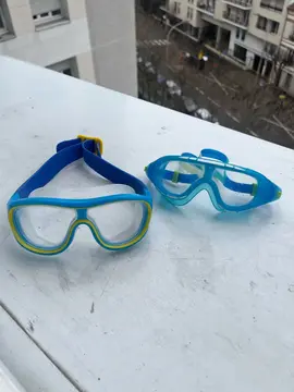 deux paires de lunettes pour piscine