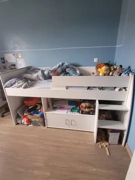 donne lit enfant et bureau