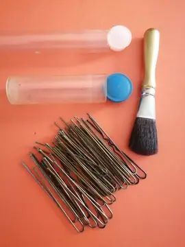 Épingles a cheveux et pinceau maquillage