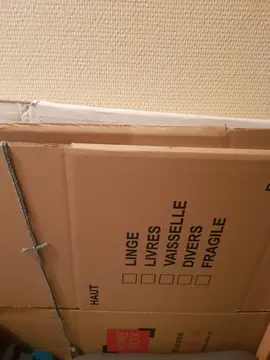 3 grands cartons neufs , achetés sans les utiliser