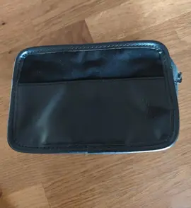 petite trousse noire à maquillage
