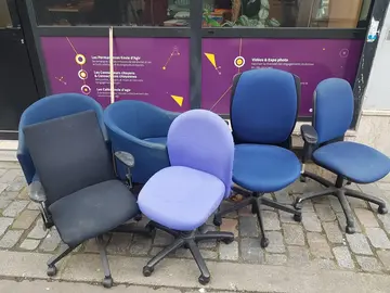 6 fauteuils de bureau + une table 100x80