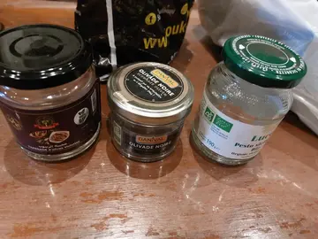 bocaux en verre et boîtes d'oeufs