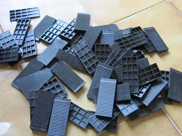 Cales à parquet et fixations pour plinthes