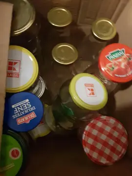 carton avec de bouteilles de jus et pots de conserves
