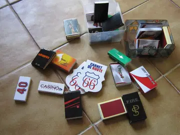 Lot de petites boîtes d'allumettes