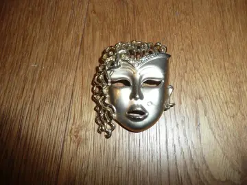 Broche dorée