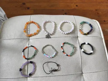 Bonjour, je donne divers bracelets