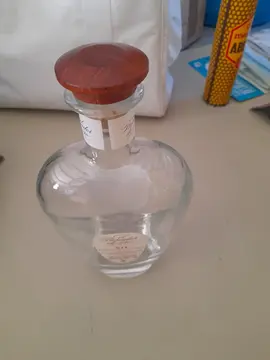 bouteille avec bouchon en bois