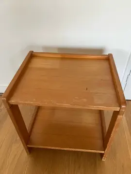 table de chevet en bois.