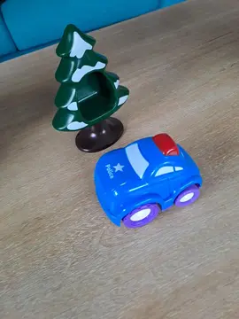 petite auto et arbre jeu enfant