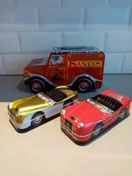 3 boîtes en métal (forme de véhicules)