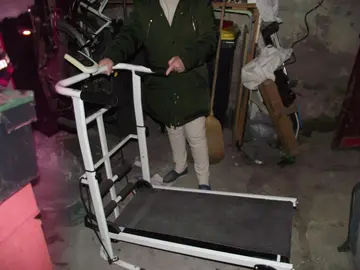 differentes machines de gym plus une cuisinière et un congelateur