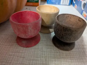 3 coquetiers en bois, colorés