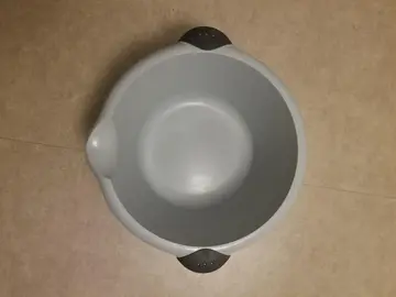 Bassine à bec verseur