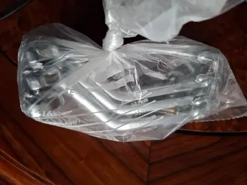 3 porte-manteau en métal individuels + accessoires