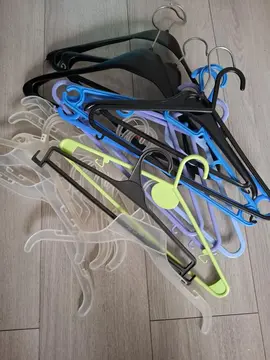 Une bonne vingtaine de cintres