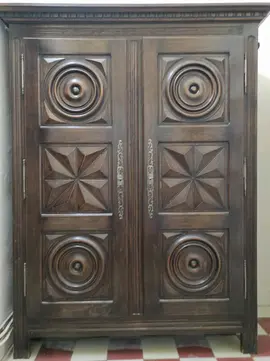 DON URGENT – GRANDE ARMOIRE ANCIENNE BOIS MASSIF – À ENLEVER RAPIDEMENT