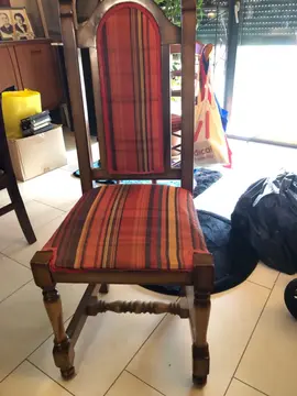 4 chaises dont une avec haut dossier