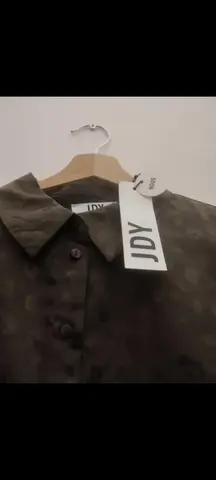 veste brodée et chemise neuve non froissable