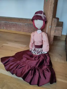 Poupée décorative en tissu